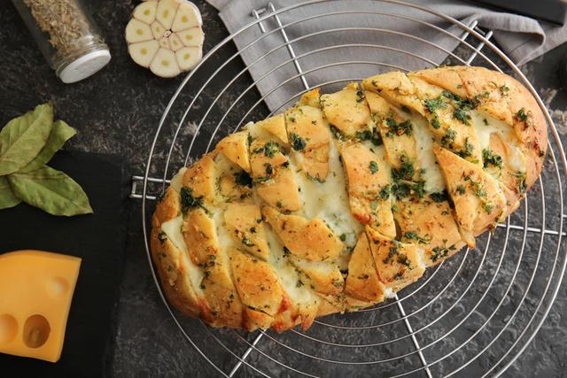 Apéritif dînatoire : cette recette de pain effeuillé à l’ail va mettre d’accord tous vos invités !