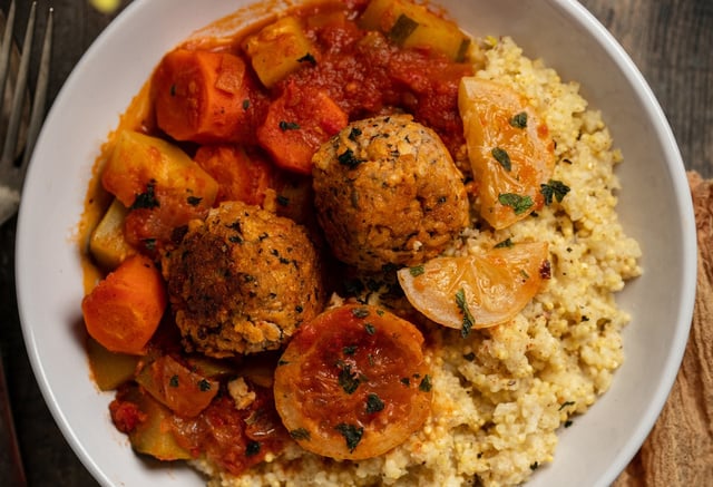 Le couscous aux boulettes façon Denny Imbroisi : un plat réconfortant qui met tout le monde d’accord
