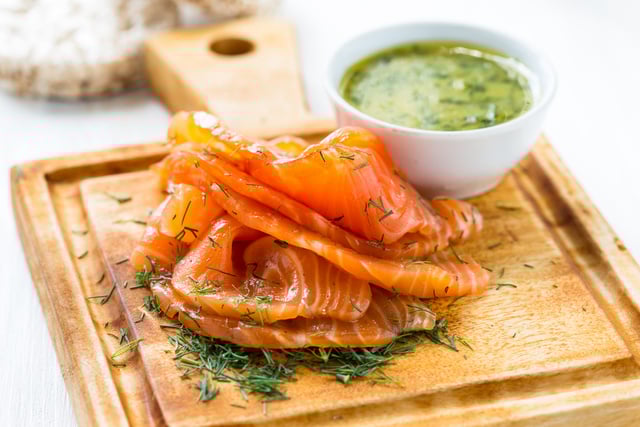 Saumon gravlax pour Noël : la recette facile de Philippe Etchebest !