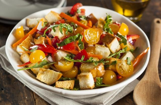 Panzanella ou salade de tomates au pain rassis. Adobestock