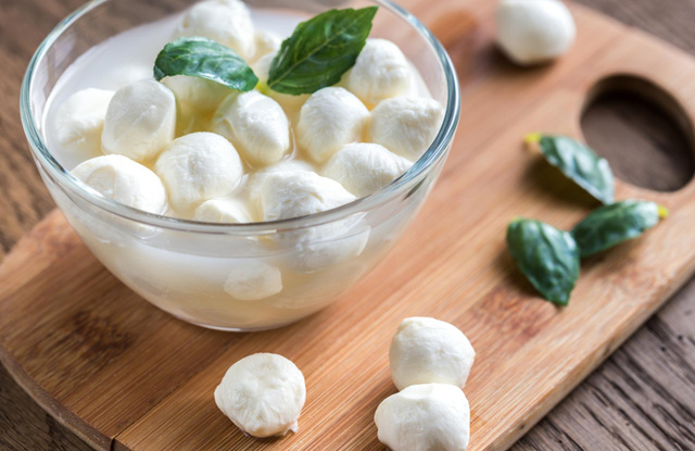 Ne jetez surtout pas l’eau de votre mozzarella, c’est un trésor pour vos plantes