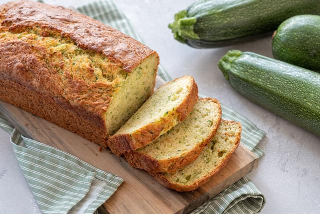 Apéritif : Cyril Lignac partage sa recette de cake fondant aux courgettes et au chèvre frais !