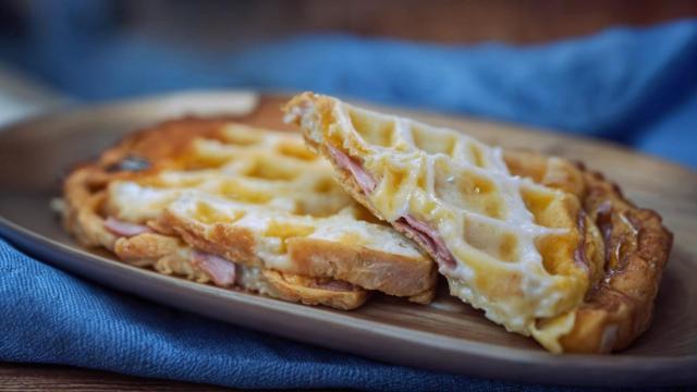 Croque-monsieur façon gaufre jambon et fromage : la recette ultra-gourmande et croustillante prête en 10 minutes seulement