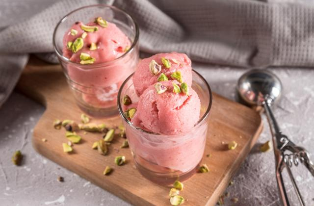 Glace minute fraises et pistaches. Adobestock