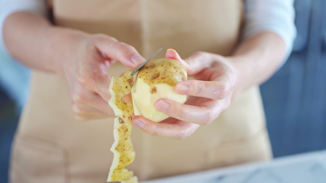 Voilà pourquoi vous allez garder vos épluchures de pommes de terre !