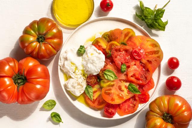 Comment faire une tomate surprise avec un cœur coulant de burrata ?