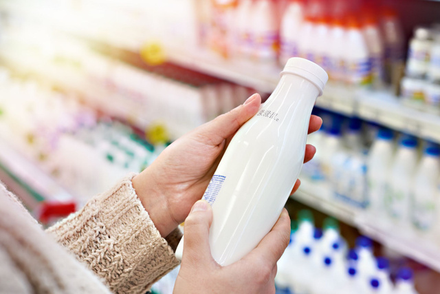 Le lait réduirait le risque de cancer du côlon. Adobestock