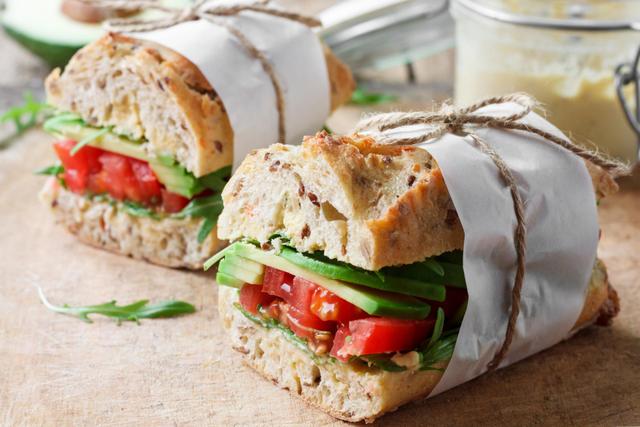 “C’est une bonne astuce pour plus de protéines et moins de gras” : une diététicienne partage sa sauce idéale pour les sandwichs !