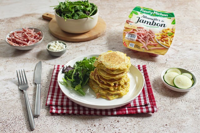 Pratique pour un pique-nique, voici notre recette de pancakes salés au jambon et fromage de chèvre qui va plaire à toute la famille