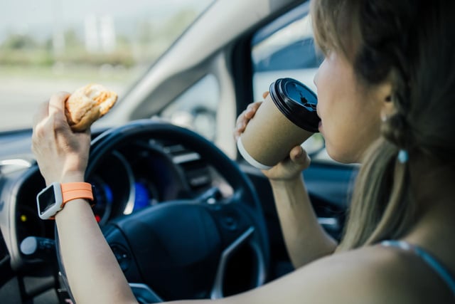 Est-ce que manger ou boire en conduisant est une infraction routière ?