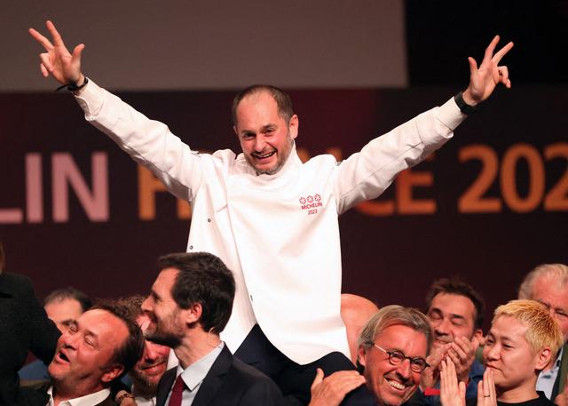 Triplement étoilé, Alexandre Couillon va-t-il augmenter les tarifs de son restaurant ? Sa réponse touchante