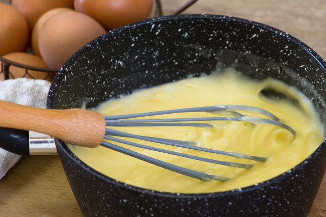 La crème pâtissière doit être épaisse pour tenir. Adobestock