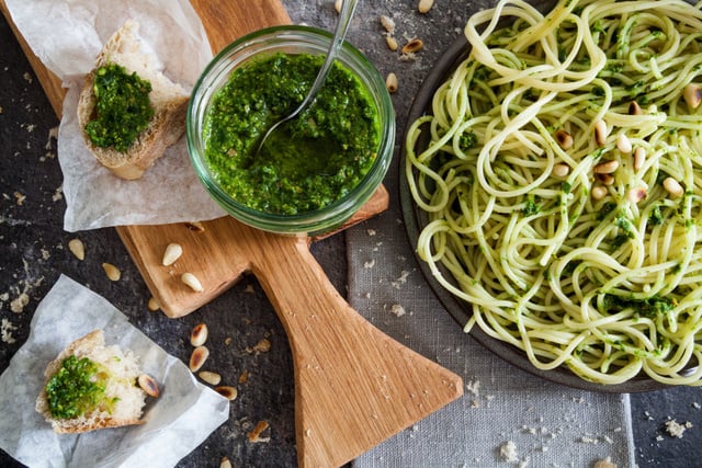 Cette recette de sauce au basilic plus légère que le pesto est parfaite pour l’été !