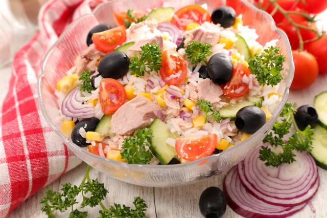 Salade de riz au thon. Adobestock