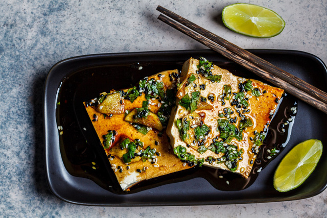 La marinade est le secret d'un bon barbecue. Adobestock