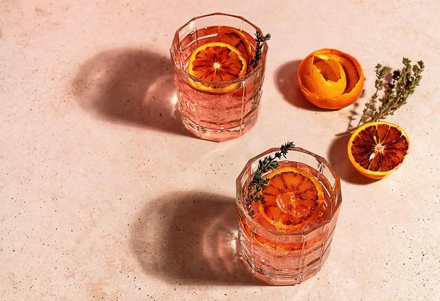 Marre du Spritz ? Et si vous testiez le Negroni pour l'apéritif, un cocktail italien à base de gin !
