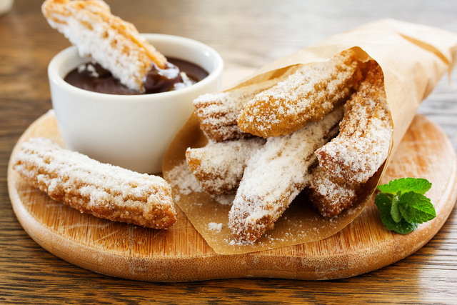 La gourmandise du week-end : faites d'irrésistibles churros avec la recette facile d’Hélène Darroze