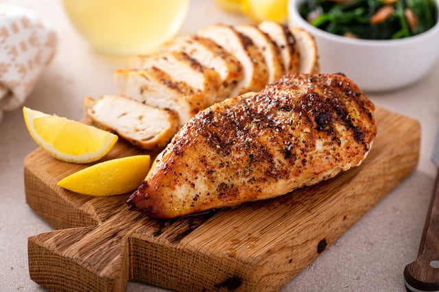 Fini le poulet sec : l'astuce imparable pour obtenir des blancs de poulet ultra-moelleux à la poêle
