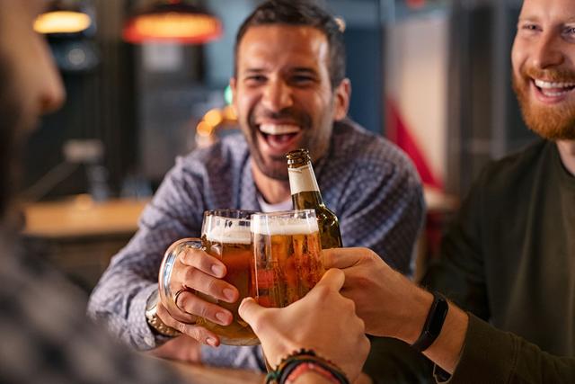 L'alcool inhibe une hormone anti-diurétique. Adobestock