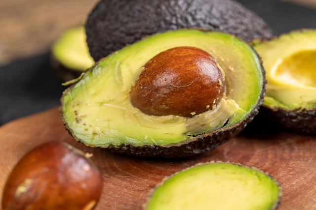 Marre de l’avocat qui noircit trop vite ?” : Une primeur et MOF partage 3 astuces pour le garder frais au moins 3 jours !