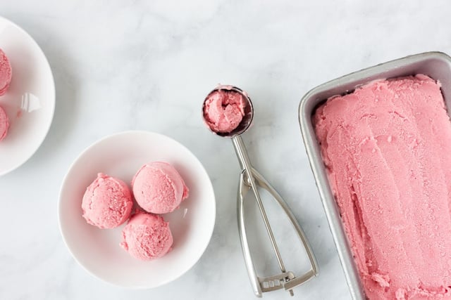 Il suffit de 3 ingrédients pour préparer cette incroyable glace maison ultra saine