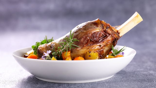 Gigot d’agneau : Norbert Tarayre livre sa méthode pour obtenir une viande fondante et bien parfumée