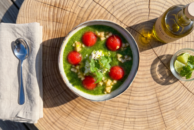 Recette fraîcheur : faites ce gaspacho aux pousses d’épinards et pastèque de Cyril Lignac !