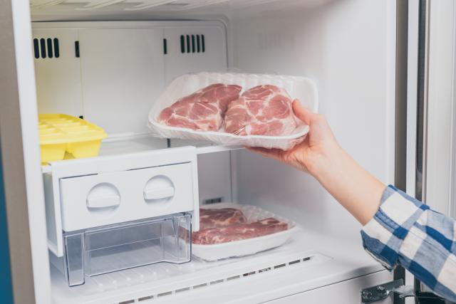 Savez-vous ce qu’il se passe si vous gardez trop longtemps votre viande au congélateur ?