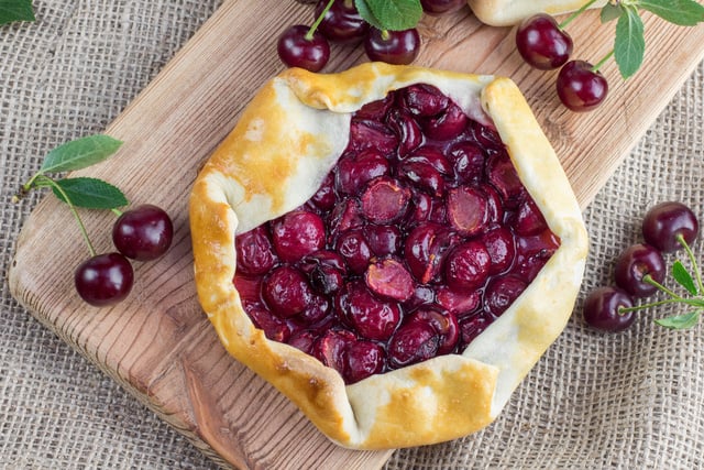 Pas besoin de moule : voici la recette de la tarte rustique express aux cerises