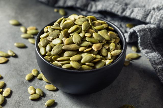 Dans nos soupes ou nos salades, voici pourquoi il ne faut pas hésiter à manger plus de graines de courge selon ce gastro-entérologue