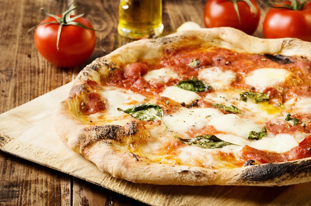 Deux françaises fuient une pizzeria sans payer en Italie, la restauratrice les retrouve et débarque avec la note devant leur logement