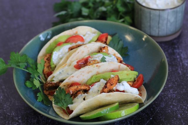 Tacos poulet et avocat, sauce au yaourt grec et herbes fraîches. 750g