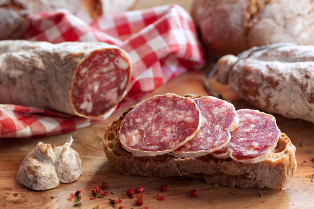 Saucisson : je le garde au frigo ou pas ?