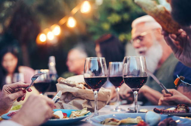 Les vins rouges vieillis en fût de chêne sont un bon choix. Adobestock