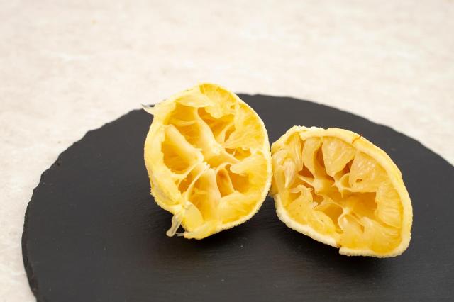 Ne jetez plus vos citrons épuisés, c’est un trésor ! voici notre astuce pour leur donner une 2ᵉ vie