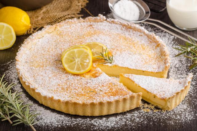 Julie Andrieu partage sa recette personnelle de tarte au citron avec sa touche “à la Juju”
