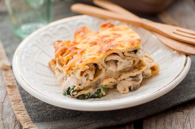 Voici comment faire des lasagnes de crêpes aux champignons, jambon et épinards : une recette gourmande qui change !