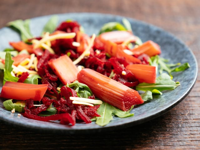 Et si on mangeait la rhubarbe version salée ? Voici 2 recettes pour tester ce légume autrement