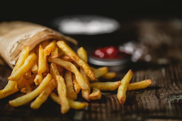 Comment faire des frites croustillantes comme à la friterie ? Cette petite astuce change tout