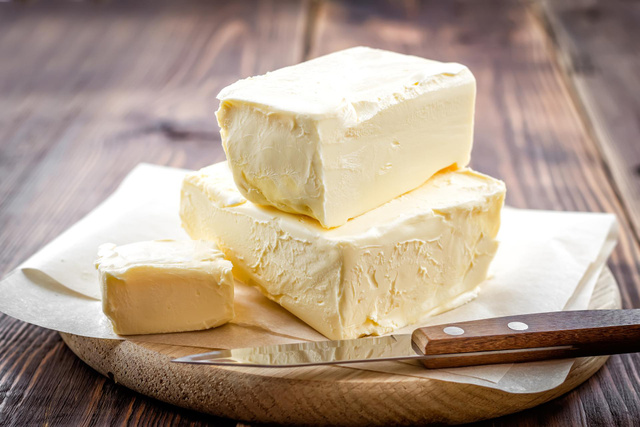 Mélanger du beurre avec de l’huile pour éviter qu’il brûle ? Cette astuce de chef est-elle vraiment efficace ?