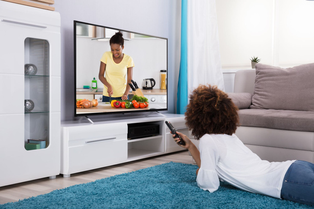 Goûter les plats dans votre télé ? C’est possible grâce à ce téléviseur à lécher !