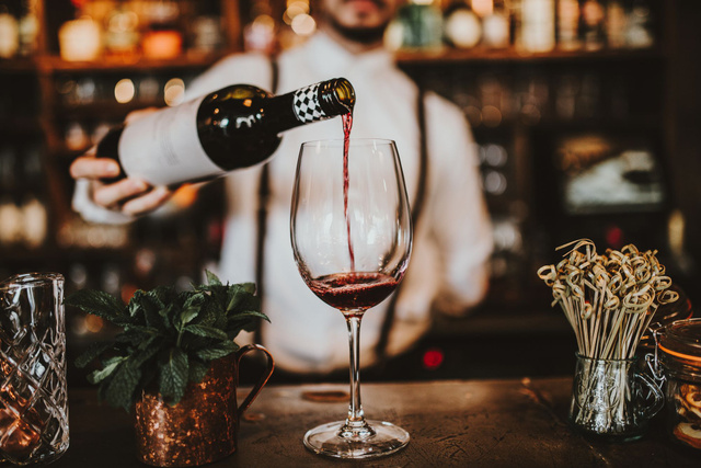Rapport qualité/prix : des experts dévoilent quel vin vous devriez absolument choisir au restaurant !