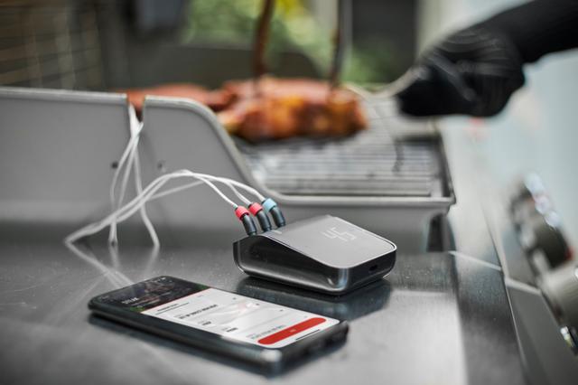 Accessoire Weber Connect (Smart Grilling Hub) qui s’adapte sur n’importe quel barbecue, jumelé avec l'appli Weber Connect
 