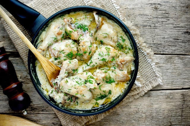 “J’aime la faire régulièrement en famille” : Laurent Mariotte partage sa recette de poulet avec le fromage star du moment !
