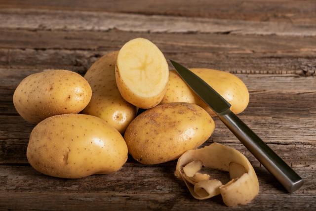 Saviez-vous que garder la peau des pommes de terre avant la cuisson n’était pas une si bonne idée ?