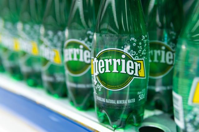 Eau gazeuse Perrier : peut-on consommer sans risque les bouteilles que l’on a chez soi ?