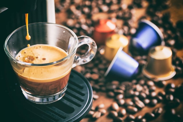 Le café en capsules est-il plus cher que le café instantané ? Adobestock