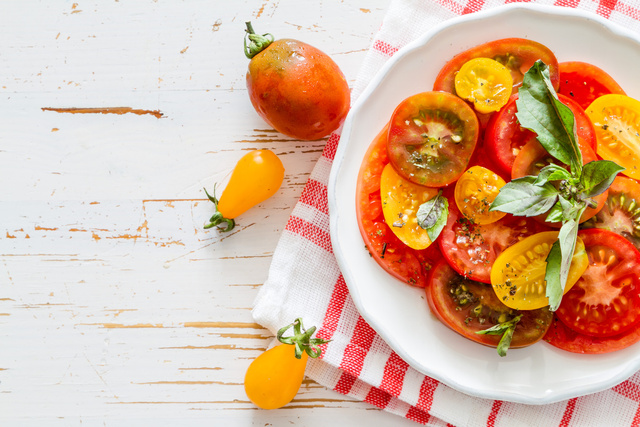 Cette salade de tomates signée Alain Ducasse avec sa sauce spéciale est idéale pour se régaler quand il fait chaud