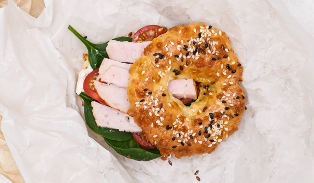 Ce bagel au rôti de porc, épinards et tomates cerises est parfait pour une pause déjeuner rapide et gourmande