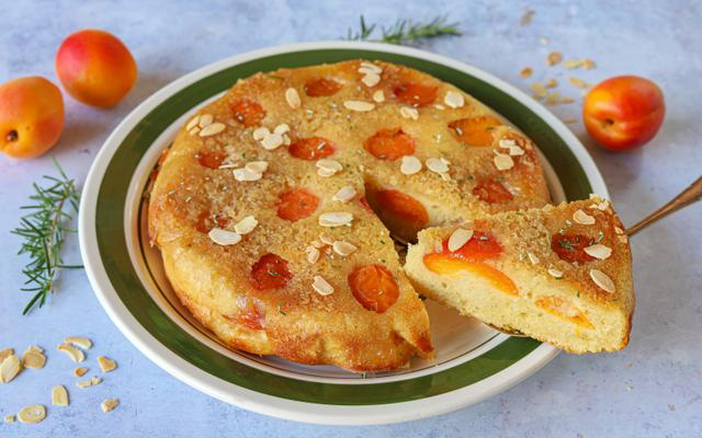 Fruits trop mûrs ? Notre recette de gâteau renversé aux abricots et romarin est la préparation qu’il vous faut !